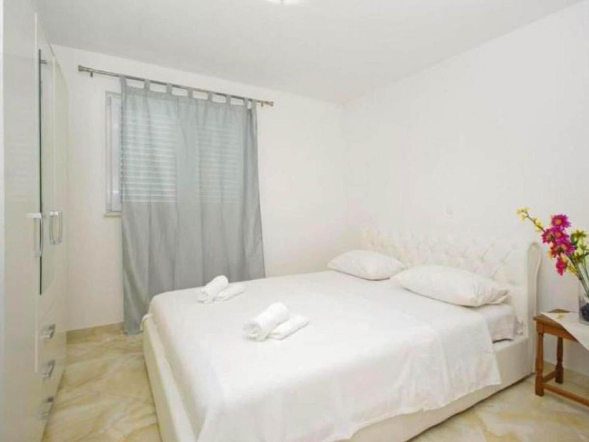 Inviting In With Shared Pool Makarska