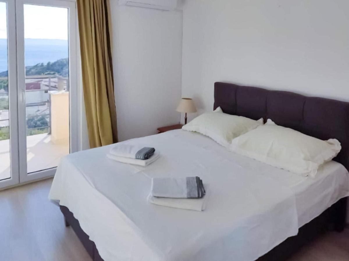 Apartment Inviting In With Shared Pool *