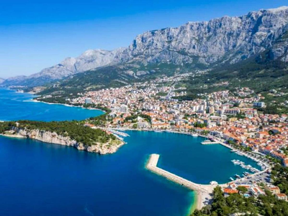 Inviting In With Shared Pool Apartment Makarska